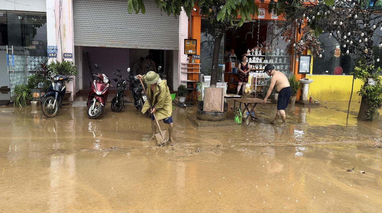 Sau lũ lụt, bùn 'bủa vây' thành phố Lào Cai