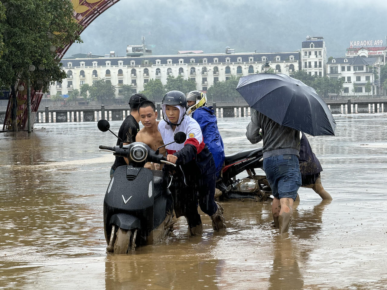 Sau lũ lụt, bùn 'bủa vây' thành phố Lào Cai