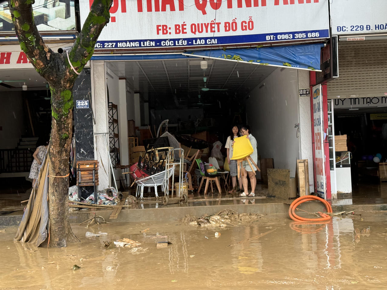 Sau lũ lụt, bùn 'bủa vây' thành phố Lào Cai