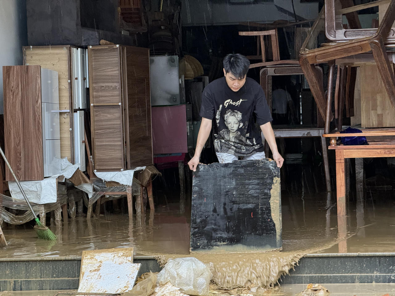 Sau lũ lụt, bùn 'bủa vây' thành phố Lào Cai
