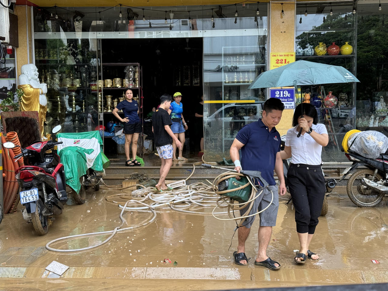 Sau lũ lụt, bùn 'bủa vây' thành phố Lào Cai