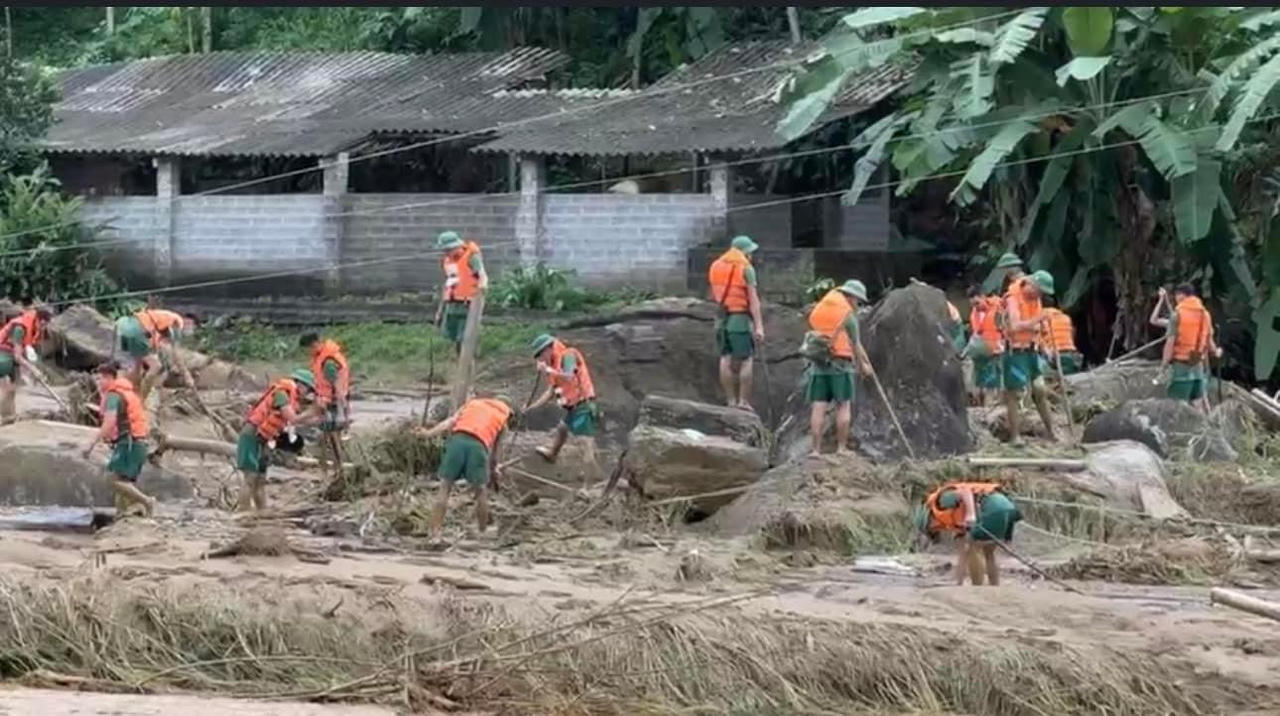 Thêm giây phút kinh hoàng tại Làng Nủ, Lào Cai