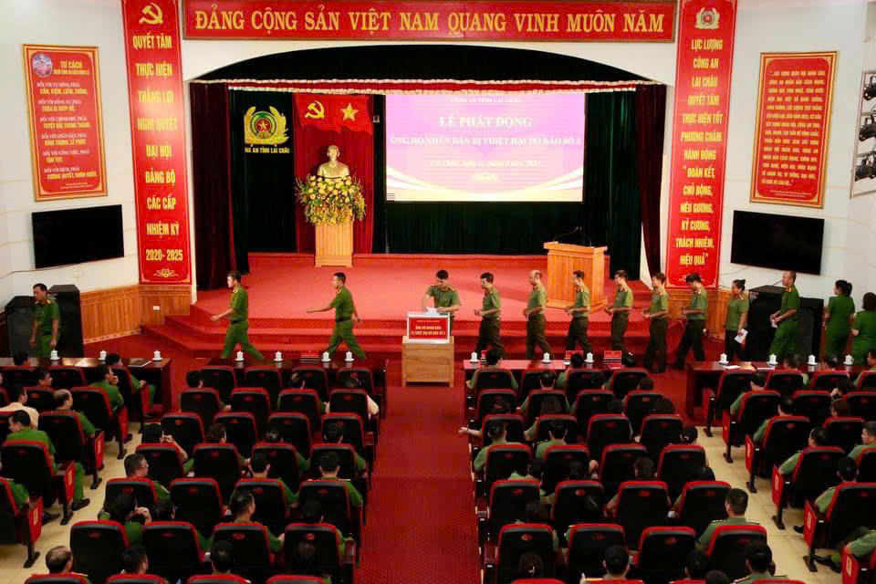 Công an tỉnh Lai Châu ủng hộ gần 500 triệu cho đồng bào vùng bão lũ