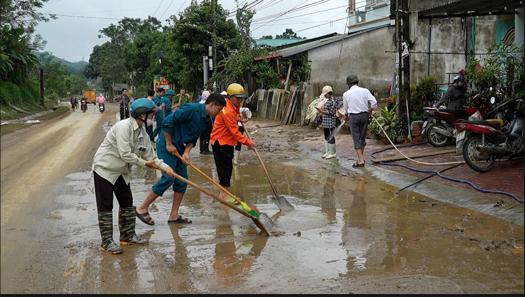 Lãnh đạo huyện Bảo Thắng trao tiền hỗ trợ nông dân khắc phục hậu quả mưa lũ