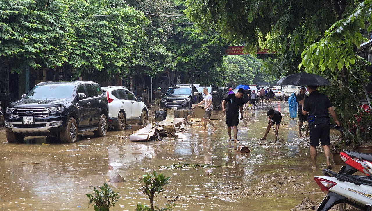 'Căng mình' tìm nạn nhân, hối hả ổn định lại cuộc sống nơi lũ dữ tàn phá ở Lào Cai