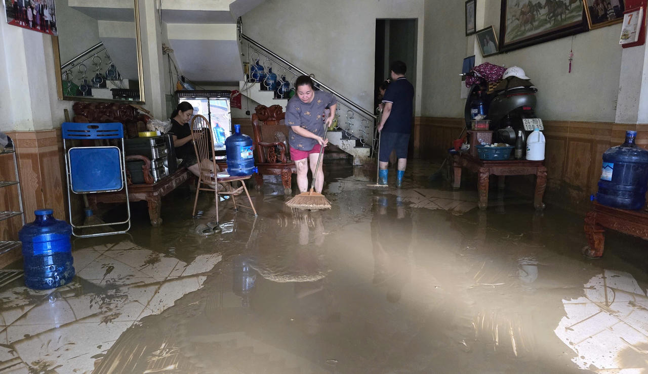 'Căng mình' tìm nạn nhân, hối hả ổn định lại cuộc sống nơi lũ dữ tàn phá ở Lào Cai