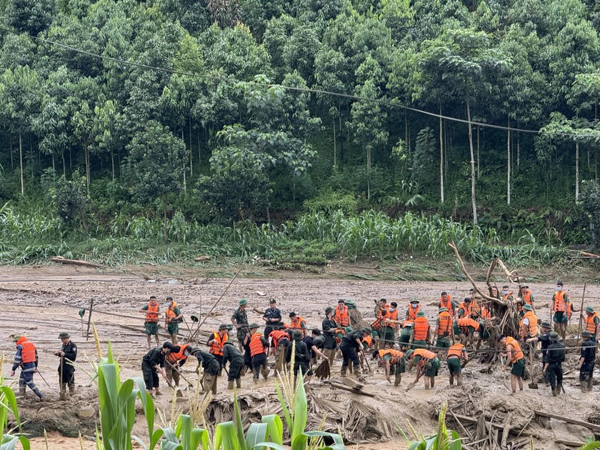'Căng mình' tìm nạn nhân, hối hả ổn định lại cuộc sống nơi lũ dữ tàn phá ở Lào Cai