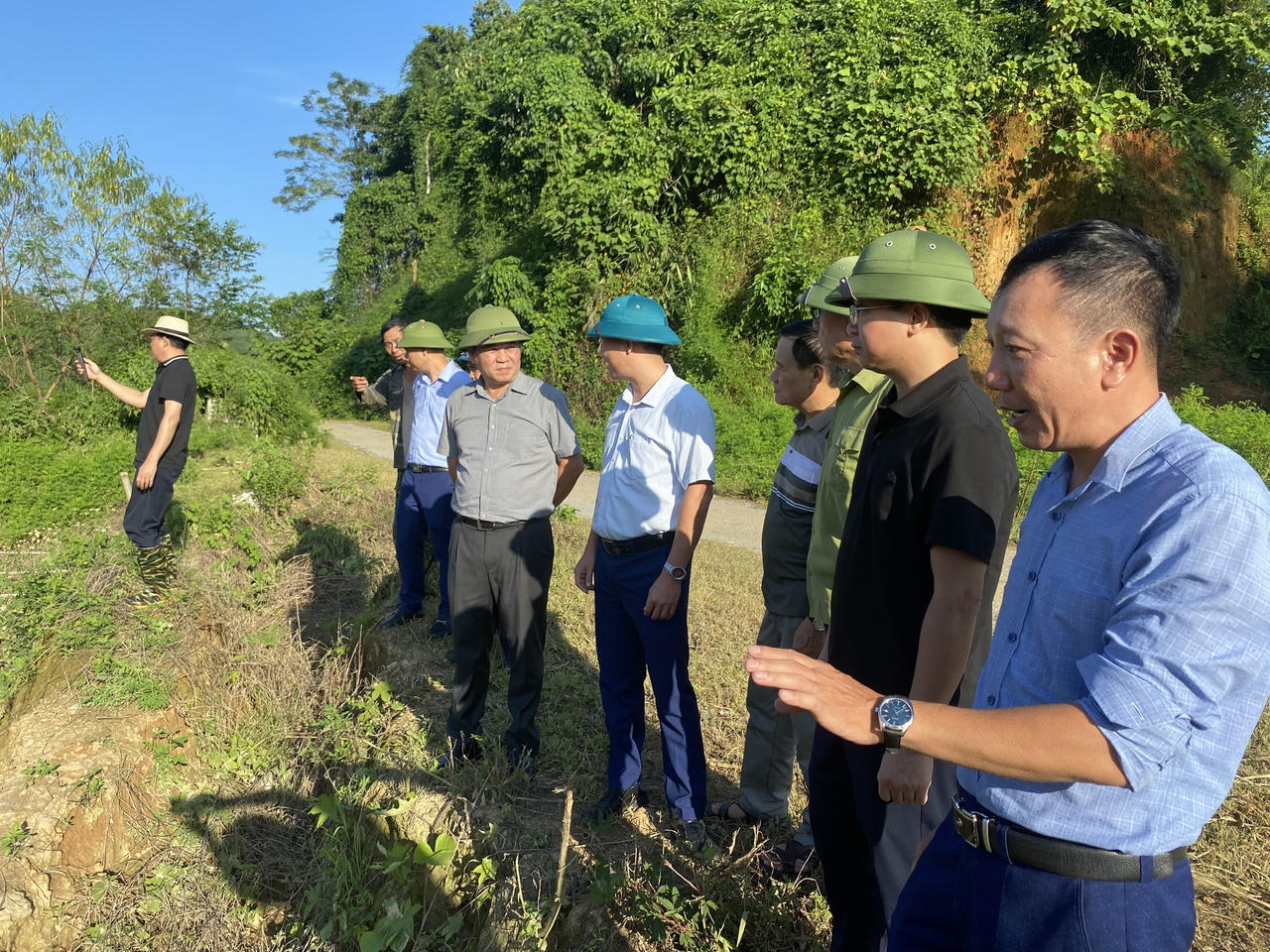 Lãnh đạo huyện Bảo Thắng trao tiền hỗ trợ nông dân khắc phục hậu quả mưa lũ