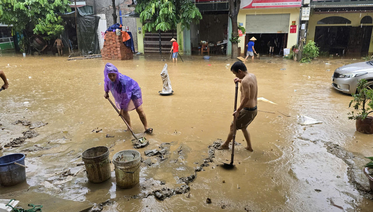 'Căng mình' tìm nạn nhân, hối hả ổn định lại cuộc sống nơi lũ dữ tàn phá ở Lào Cai
