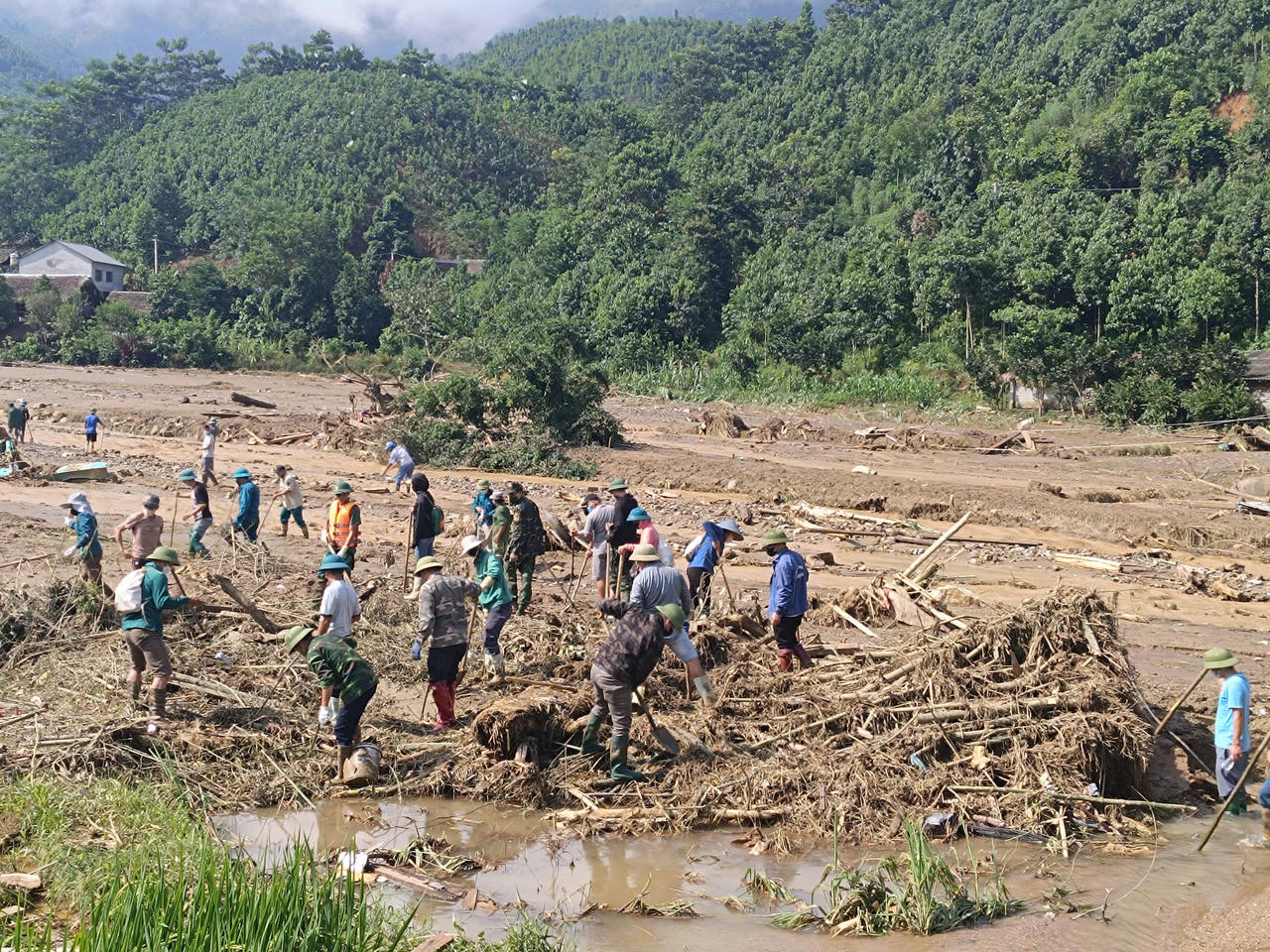 'Căng mình' tìm nạn nhân, hối hả ổn định lại cuộc sống nơi lũ dữ tàn phá ở Lào Cai