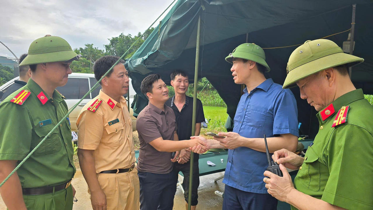 'Căng mình' tìm nạn nhân, hối hả ổn định lại cuộc sống nơi lũ dữ tàn phá ở Lào Cai