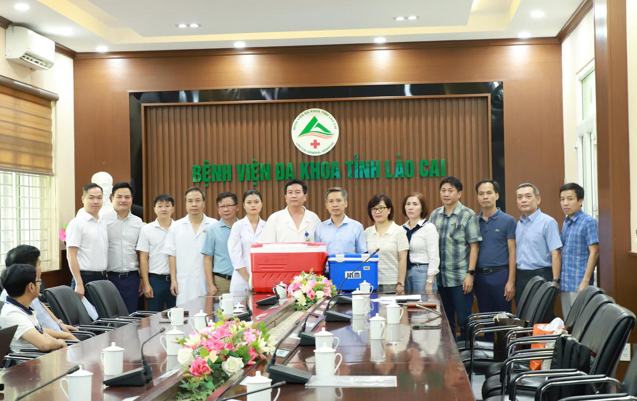 Bệnh viện Việt Đức hỗ trợ chuyên môn và trao quà tại Bệnh viện Đa khoa tỉnh Lào Cai