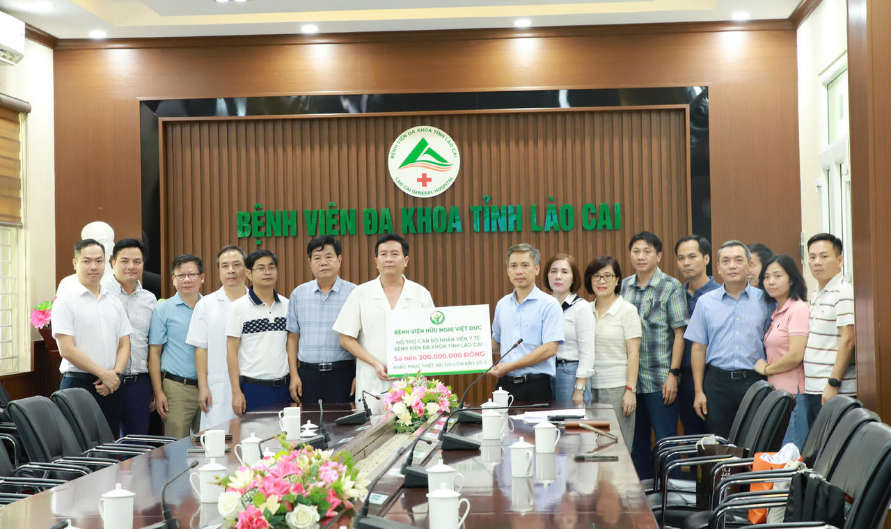 Bệnh viện Việt Đức hỗ trợ chuyên môn và trao quà tại Bệnh viện Đa khoa tỉnh Lào Cai