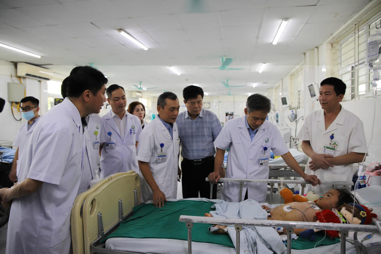 Bệnh viện Việt Đức hỗ trợ chuyên môn và trao quà tại Bệnh viện Đa khoa tỉnh Lào Cai