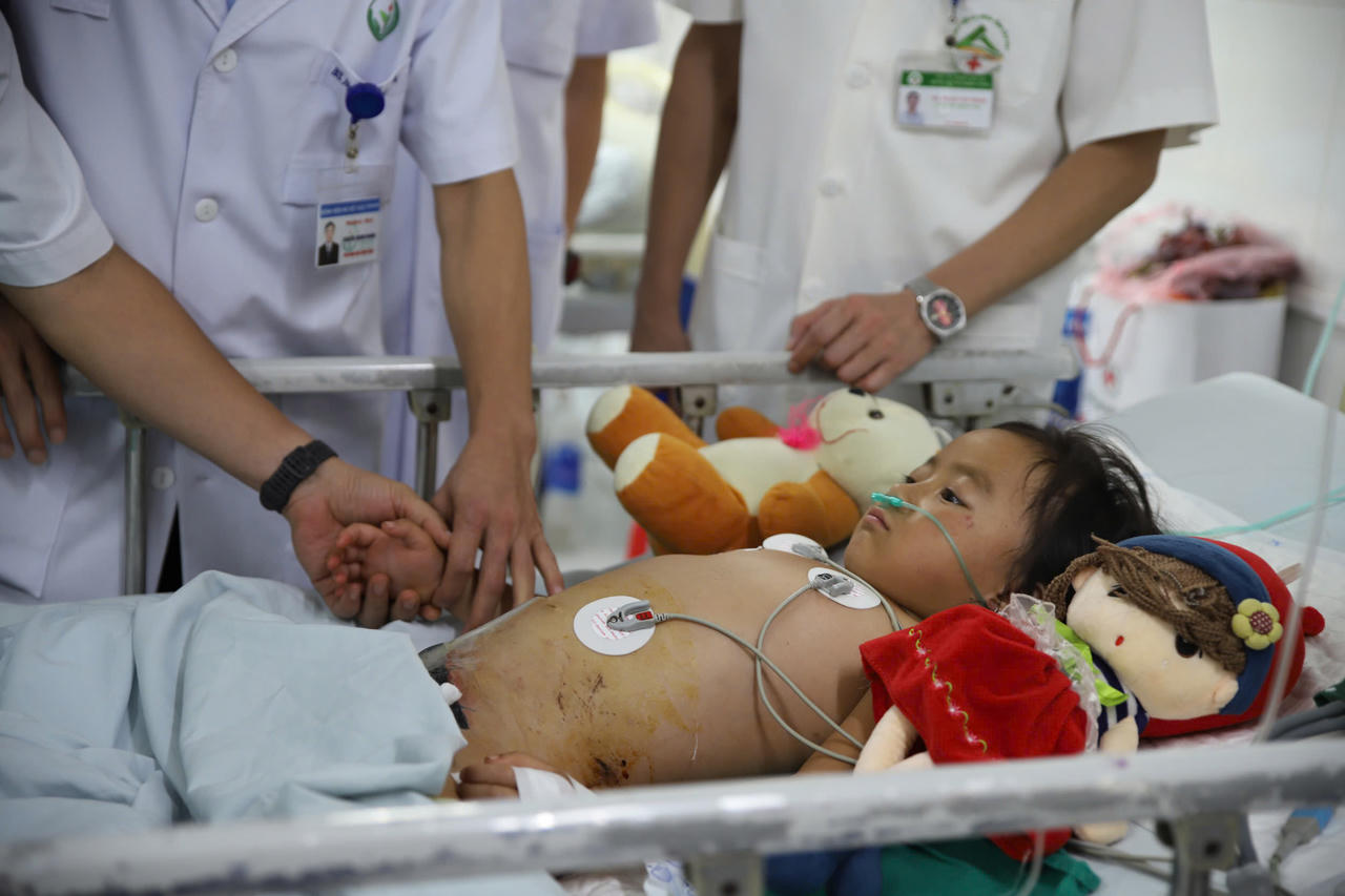 Bệnh viện Việt Đức hỗ trợ chuyên môn và trao quà tại Bệnh viện Đa khoa tỉnh Lào Cai