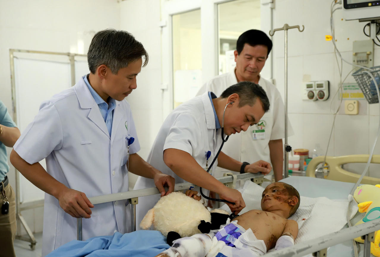 Bệnh viện Việt Đức hỗ trợ chuyên môn và trao quà tại Bệnh viện Đa khoa tỉnh Lào Cai