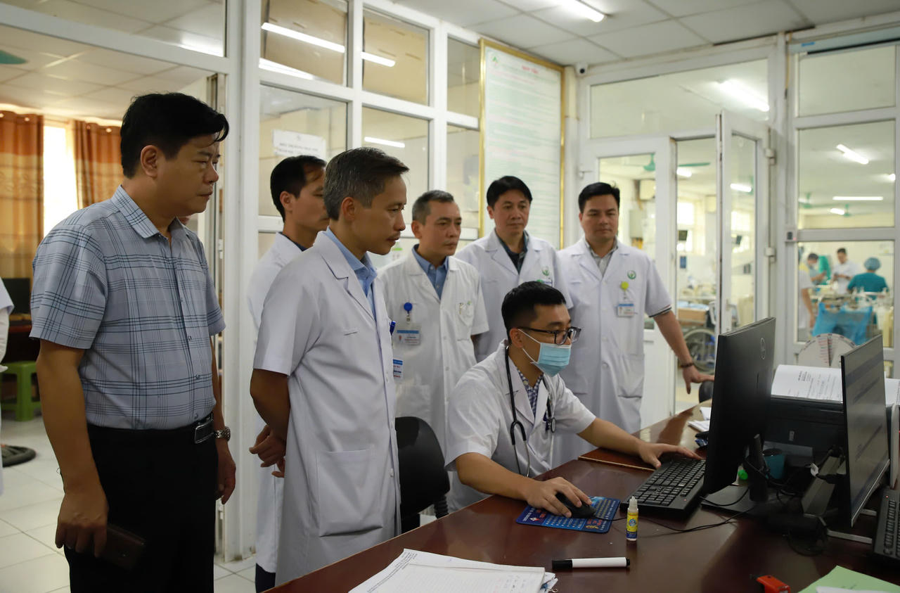 Bệnh viện Việt Đức hỗ trợ chuyên môn và trao quà tại Bệnh viện Đa khoa tỉnh Lào Cai