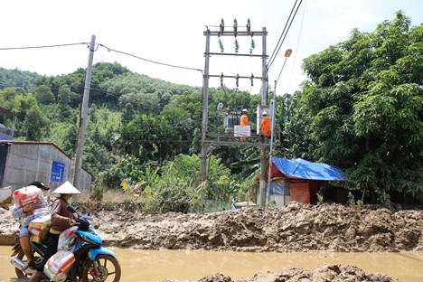 Ghi chép từ hiện trường vùng lũ: Dũng cảm vượt lên, hết mình vì dòng điện sáng