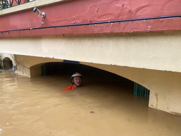 Ghi chép từ hiện trường vùng lũ: Dũng cảm vượt lên, hết mình vì dòng điện sáng