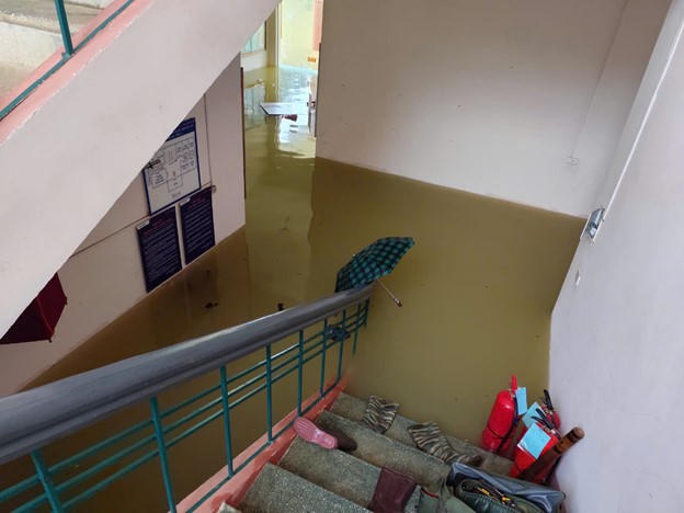 Ghi chép từ hiện trường vùng lũ: Dũng cảm vượt lên, hết mình vì dòng điện sáng