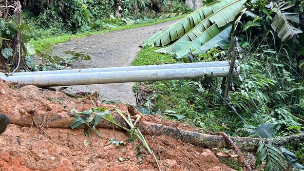 Ghi chép từ hiện trường vùng lũ: Dũng cảm vượt lên, hết mình vì dòng điện sáng