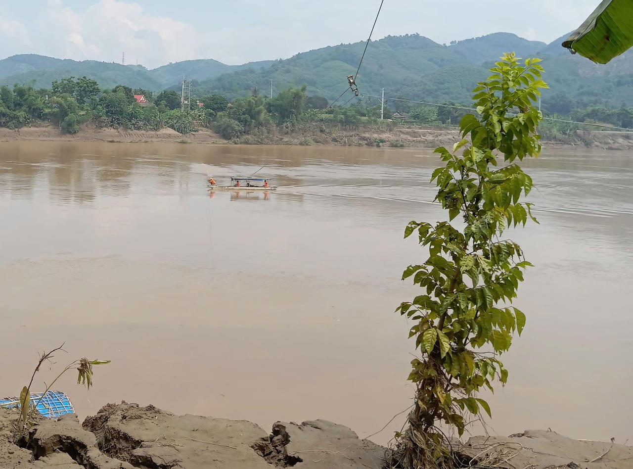 Ghi chép từ hiện trường vùng lũ: Dũng cảm vượt lên, hết mình vì dòng điện sáng
