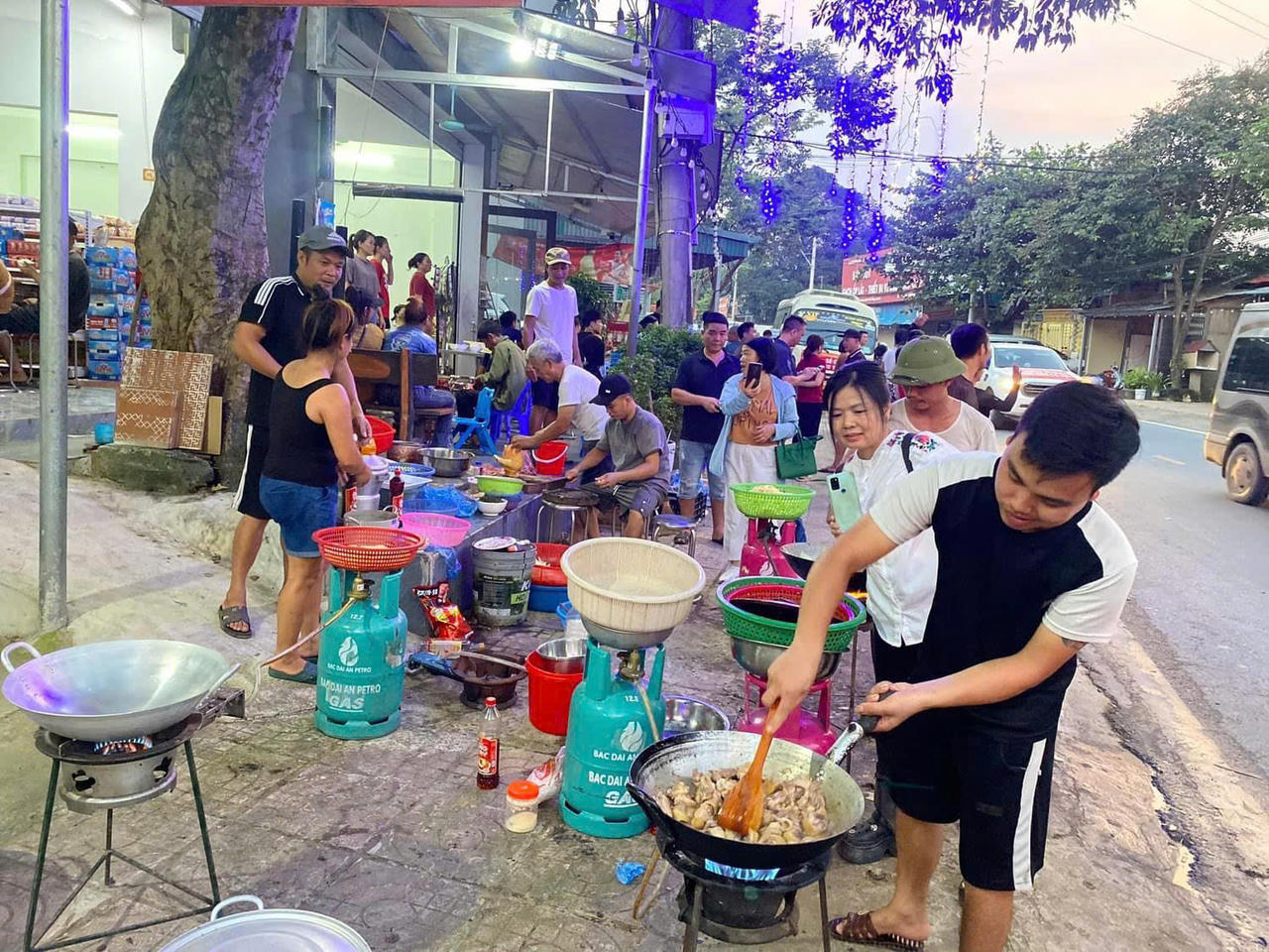 Ấm lòng nghĩa tình dân tộc, chung tay giúp người dân vùng lũ vượt qua khó khăn