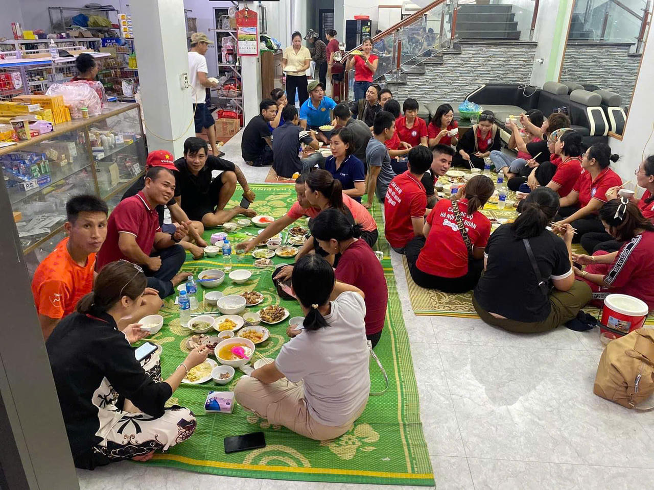 Ấm lòng nghĩa tình dân tộc, chung tay giúp người dân vùng lũ vượt qua khó khăn