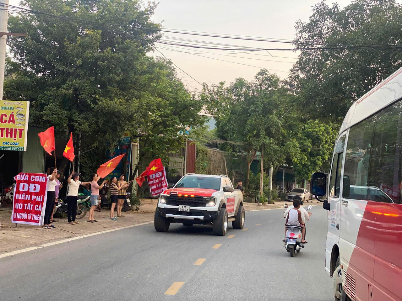 Ấm lòng nghĩa tình dân tộc, chung tay giúp người dân vùng lũ vượt qua khó khăn