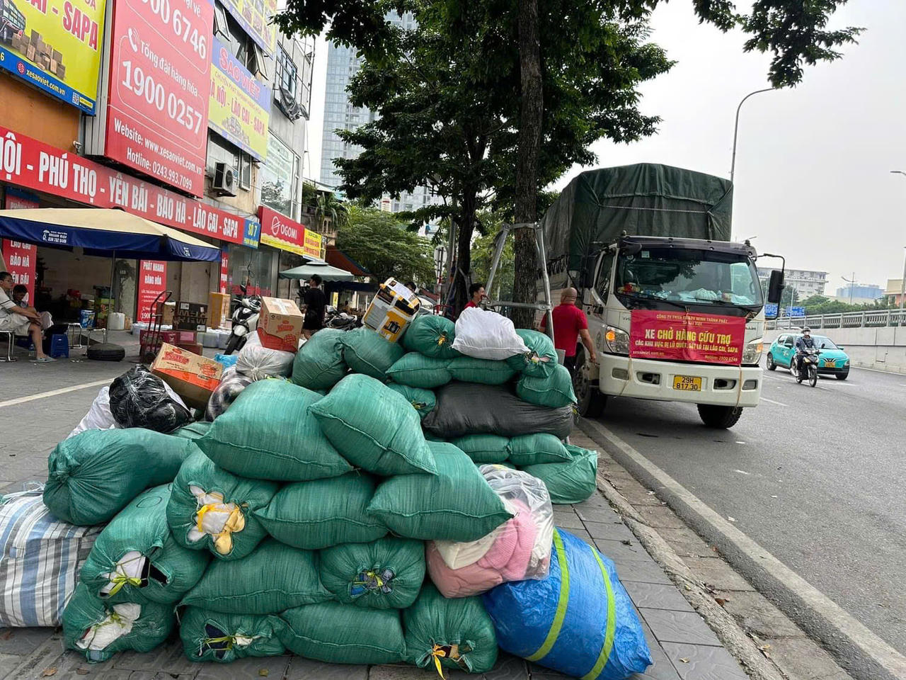 Ấm lòng nghĩa tình dân tộc, chung tay giúp người dân vùng lũ vượt qua khó khăn