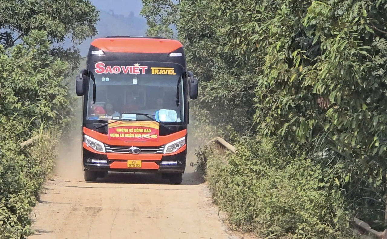 Ấm lòng nghĩa tình dân tộc, chung tay giúp người dân vùng lũ vượt qua khó khăn