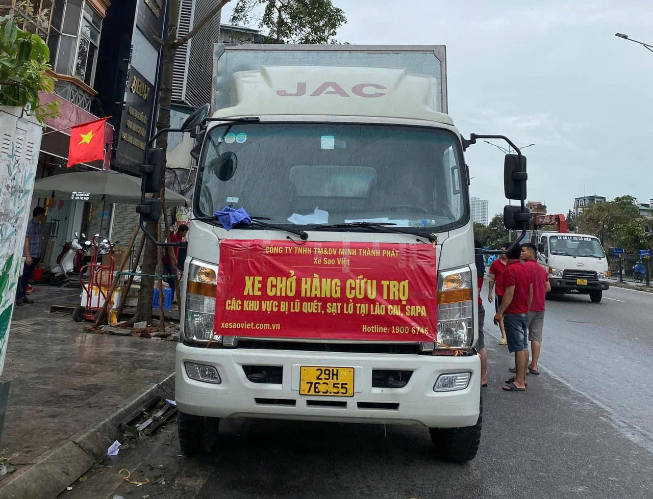 Ấm lòng nghĩa tình dân tộc, chung tay giúp người dân vùng lũ vượt qua khó khăn