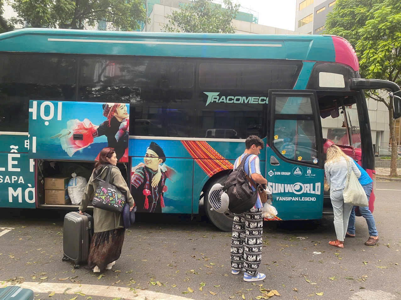 Ấm lòng nghĩa tình dân tộc, chung tay giúp người dân vùng lũ vượt qua khó khăn