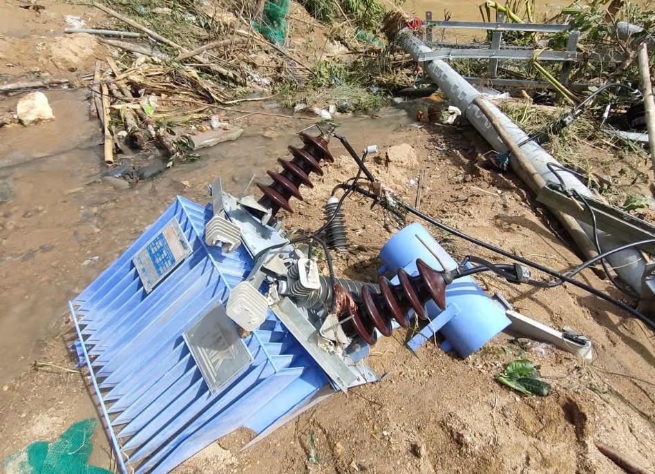 Ghi chép từ hiện trường vùng lũ: Dũng cảm vượt lên, hết mình vì dòng điện sáng