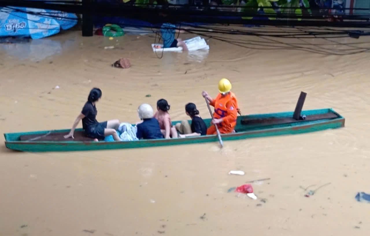 Ghi chép từ hiện trường vùng lũ: Dũng cảm vượt lên, hết mình vì dòng điện sáng