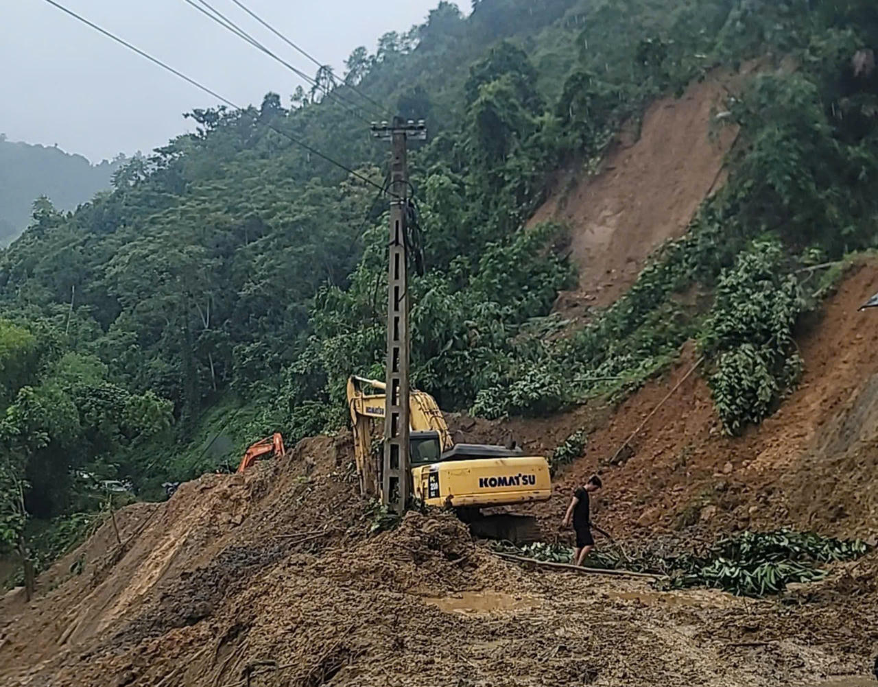 ‘Vượt ngàn' để 'nối sóng' sau sự tàn phá của bão số 3