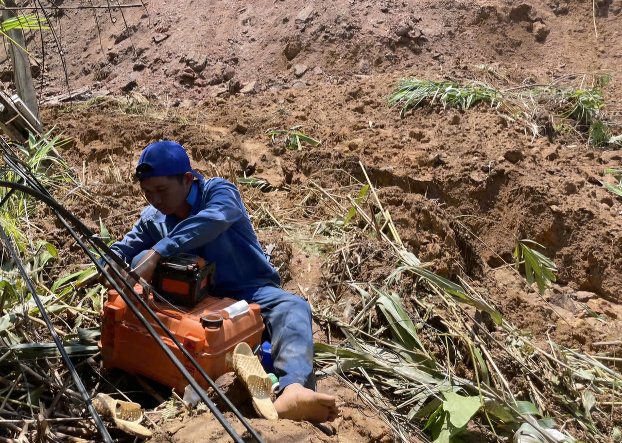‘Vượt ngàn' để 'nối sóng' sau sự tàn phá của bão số 3