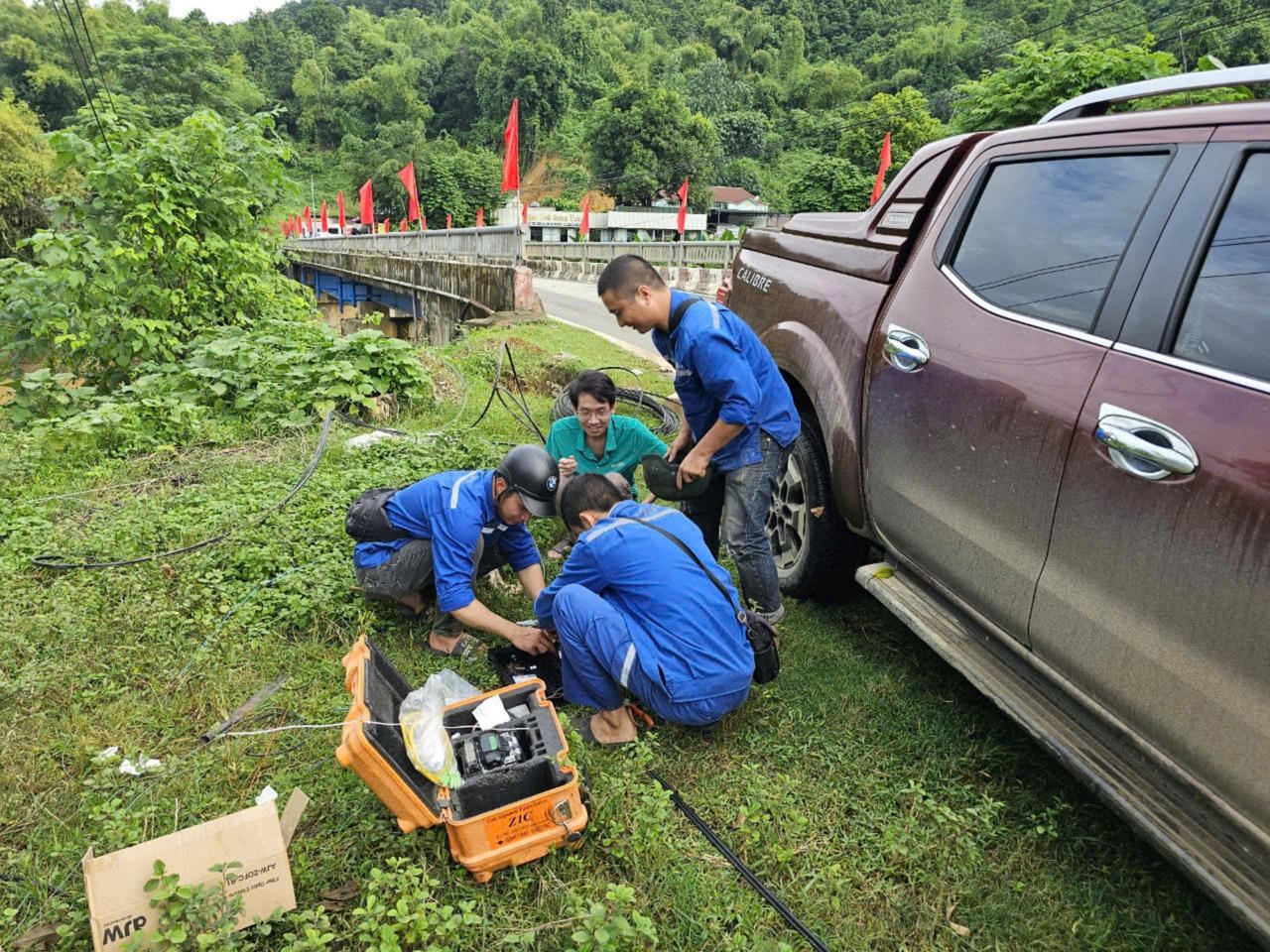 ‘Vượt ngàn' để 'nối sóng' sau sự tàn phá của bão số 3