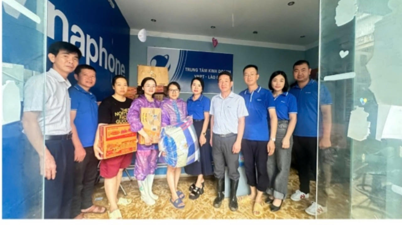 ‘Vượt ngàn' để 'nối sóng' sau sự tàn phá của bão số 3