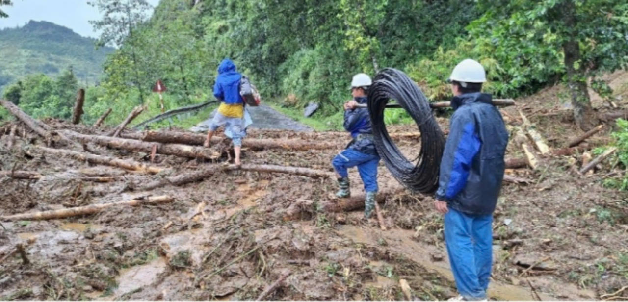 ‘Vượt ngàn' để 'nối sóng' sau sự tàn phá của bão số 3