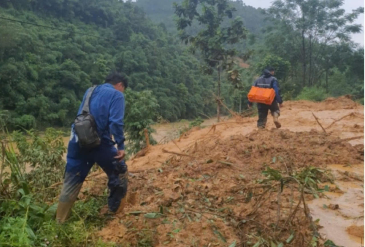 ‘Vượt ngàn' để 'nối sóng' sau sự tàn phá của bão số 3