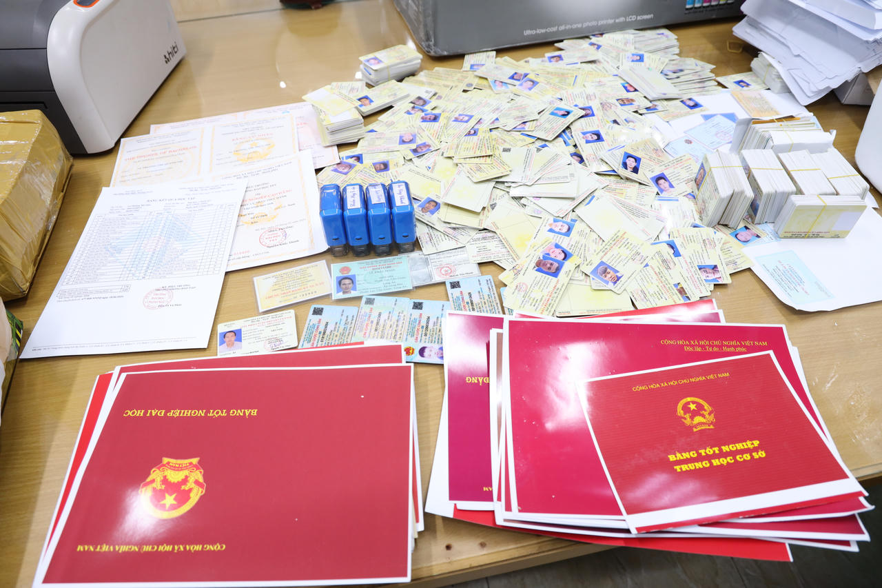 Triệt phá đường dây làm giả con dấu, tài liệu quy mô lớn