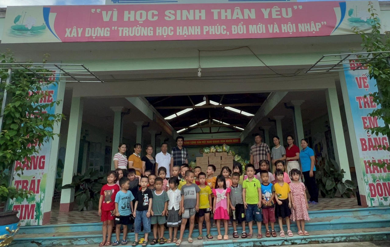 Doanh nhân trẻ hỗ trợ đồng bào thiệt hại do mưa lũ tại Bát Xát