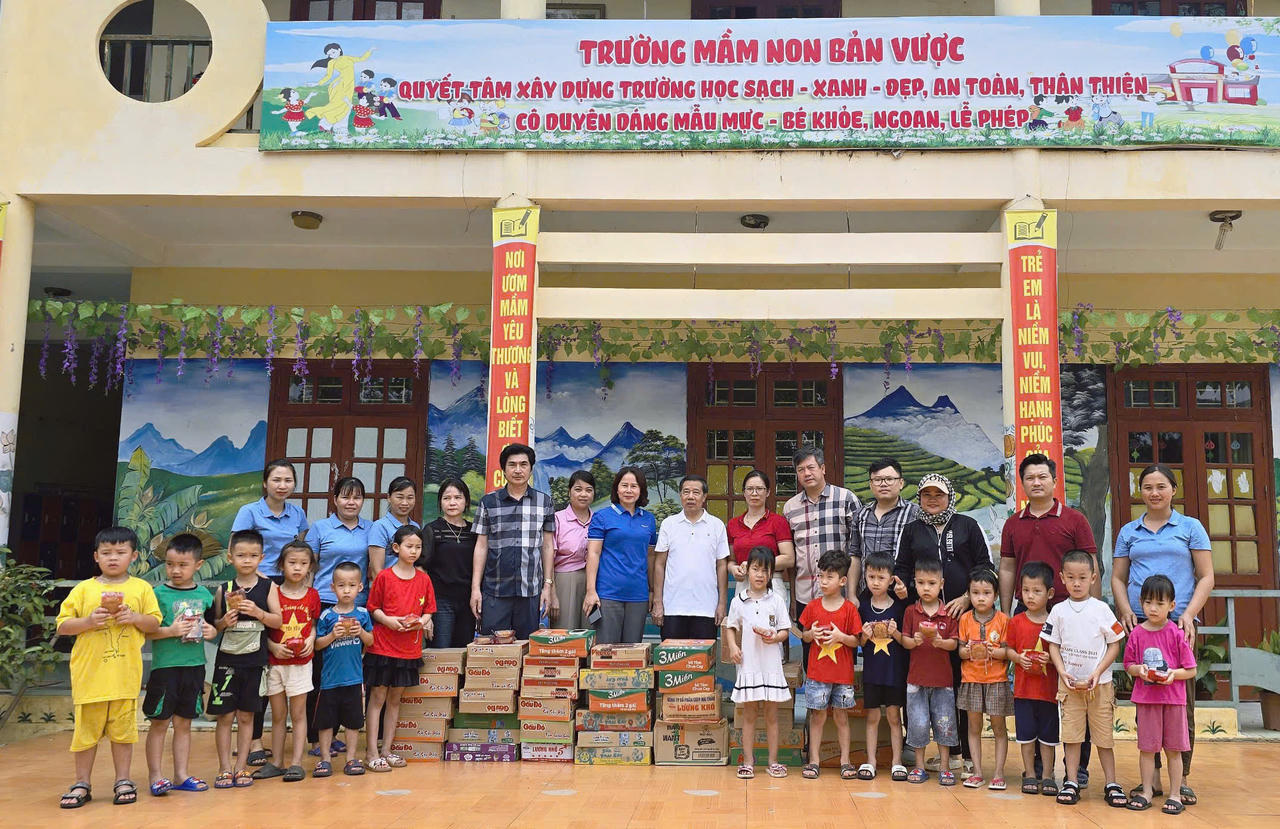 Doanh nhân trẻ hỗ trợ đồng bào thiệt hại do mưa lũ tại Bát Xát