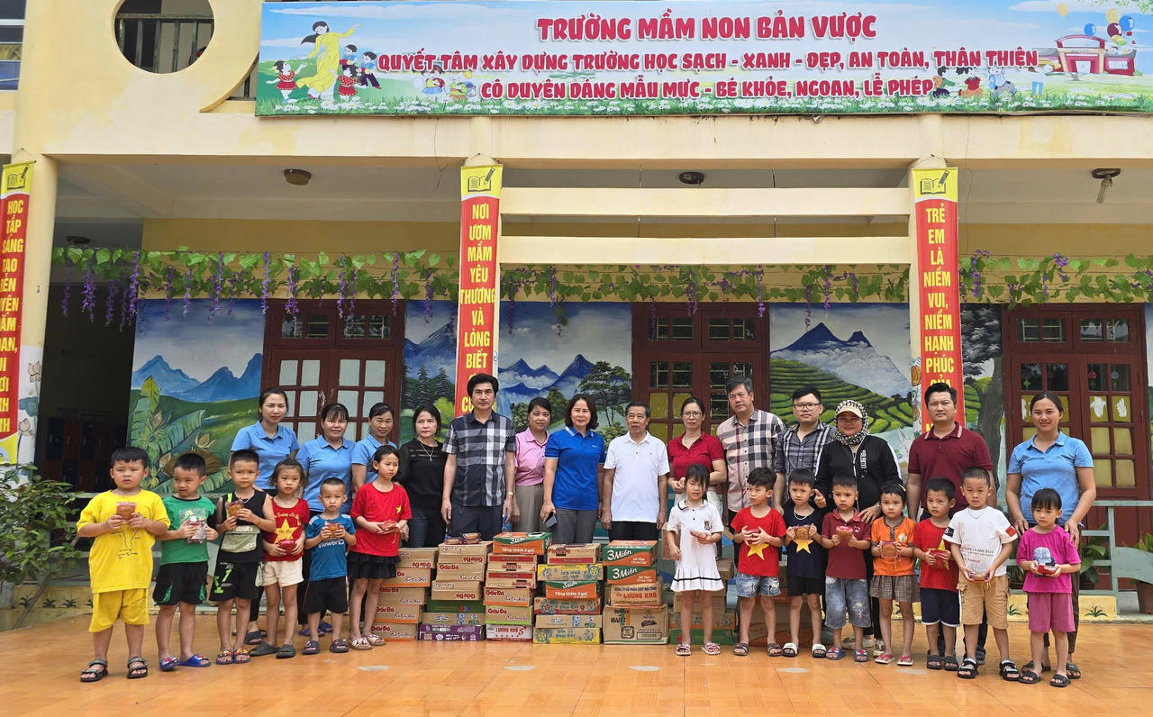 Doanh nhân trẻ hỗ trợ đồng bào thiệt hại do mưa lũ tại Bát Xát