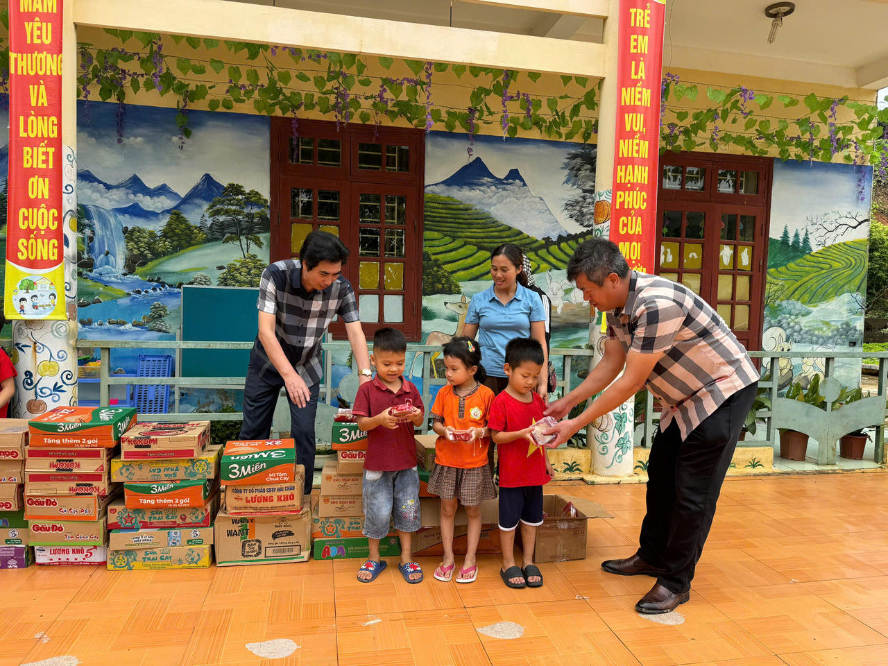 Doanh nhân trẻ hỗ trợ đồng bào thiệt hại do mưa lũ tại Bát Xát