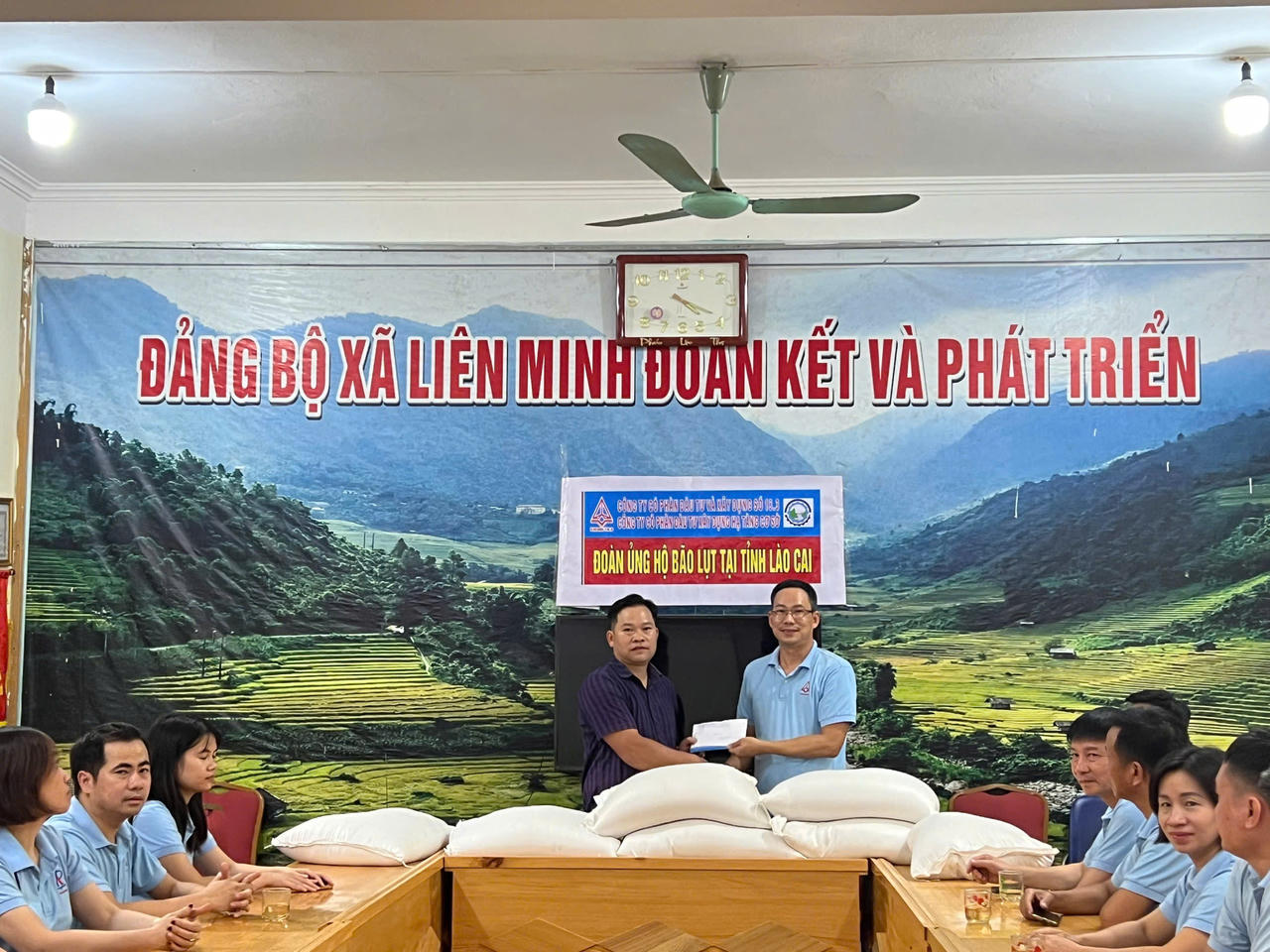 Chung tay ủng hộ người dân bị thiệt hại do thiên tai tại thị xã Sa Pa