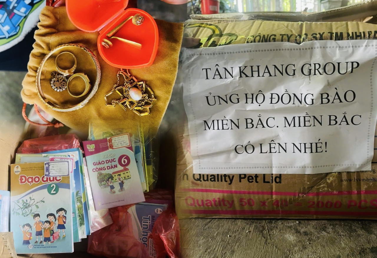 Bàn giao túi vàng của người Đà Nẵng bị bỏ quên trong thùng đồ từ thiện gửi lên Lào Cai