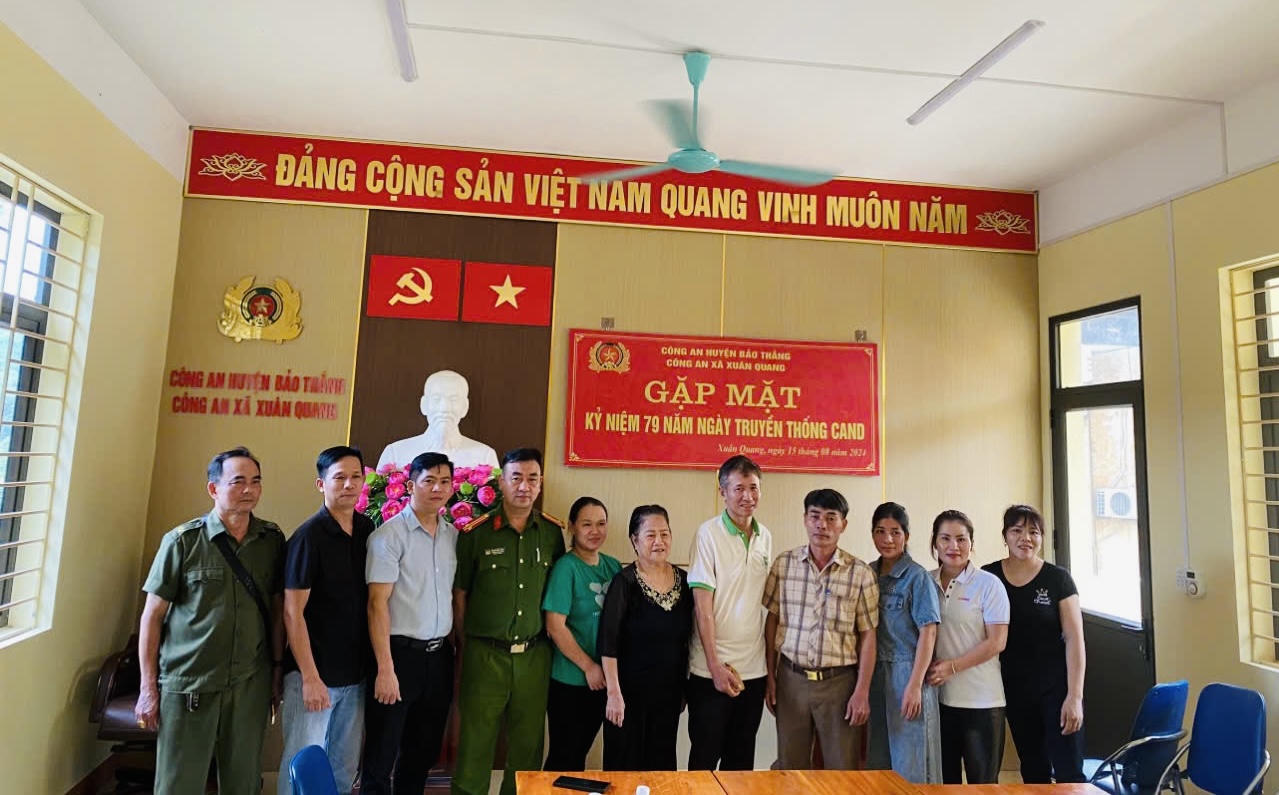 Bàn giao túi vàng của người Đà Nẵng bị bỏ quên trong thùng đồ từ thiện gửi lên Lào Cai