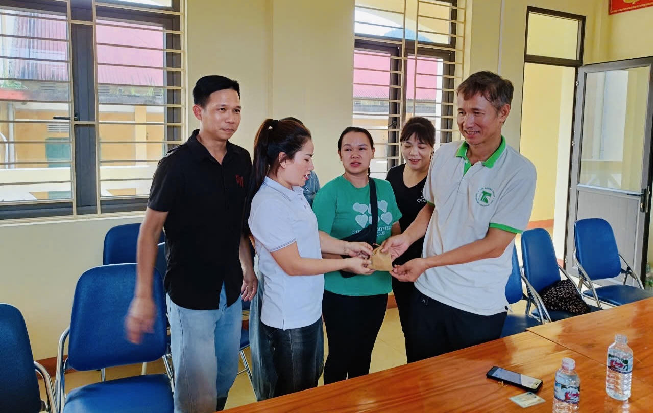 Bàn giao túi vàng của người Đà Nẵng bị bỏ quên trong thùng đồ từ thiện gửi lên Lào Cai